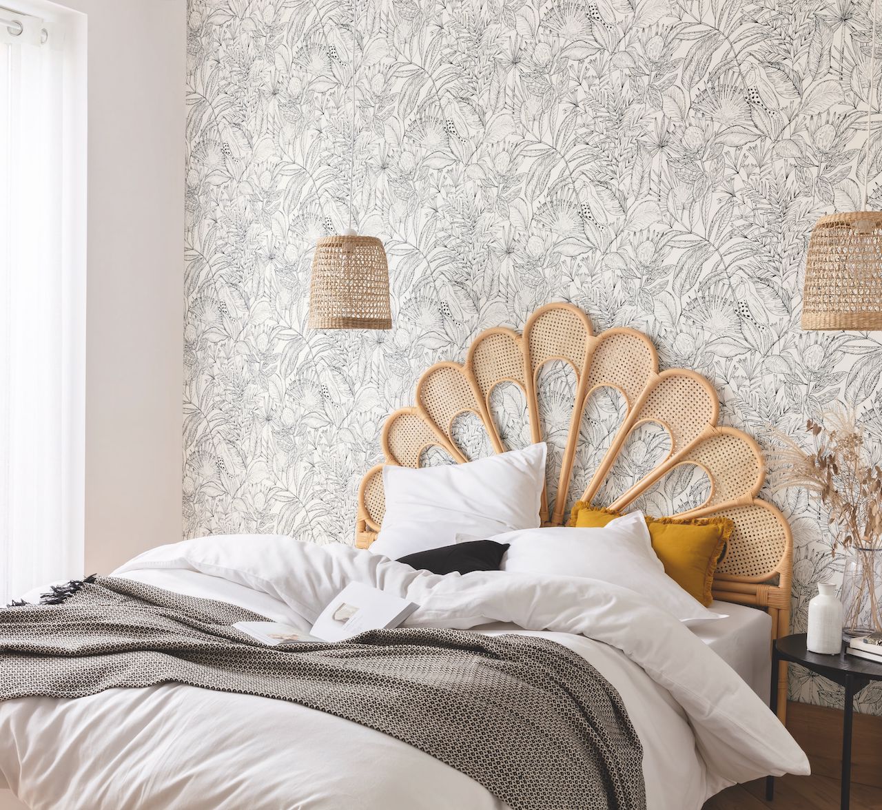 Vliesová tapeta na zeď Caselio 103010199, květy, listy, zvířata, černobílá